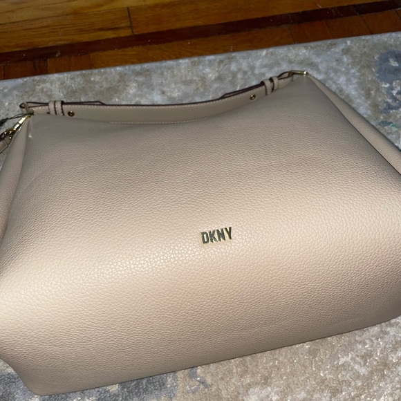 DKNY - Picture 7 of 9